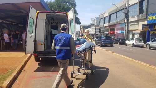 Homem fica ferido ao ser atingido por ônibus no Centro Homem fica ferido ao ser atingido por ônibus no Centro