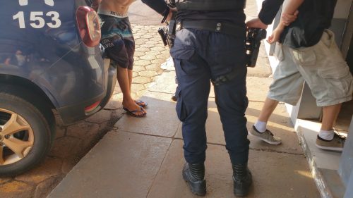 Irmãos gêmeos são apreendidos e jovem é preso vandalizando banheiro no Ciro Nardi Irmãos gêmeos são apreendidos e jovem é preso vandalizando banheiro no Ciro Nardi