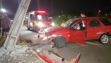 Passageiro fica ferido após carro bater em poste na Rua Souza Naves; motorista fugiu do local