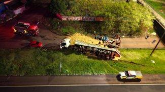 Polícia Militar encontra 3,2 toneladas de maconha em carreta tombada em Cascavel