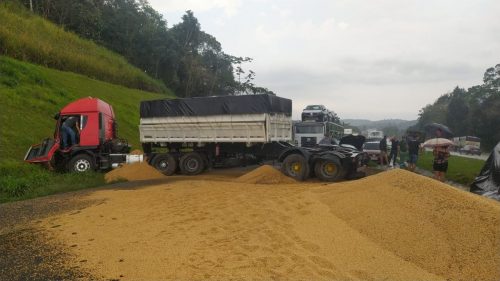 Cinco pessoas ficam feridas em acidente com vários veículos na BR-277 Cinco pessoas ficam feridas em acidente com vários veículos na BR-277