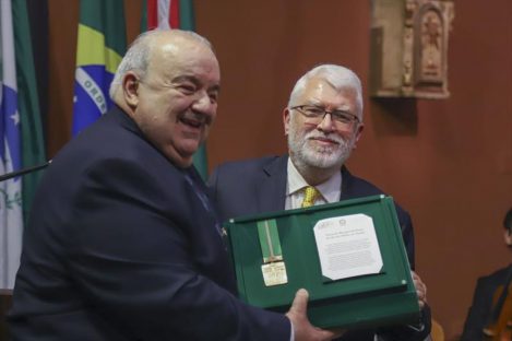 Homenageado, Wilson Andersen Ballão enaltece qualidades de condecorados com Ordem da Luz dos Pinhais em Curitiba
