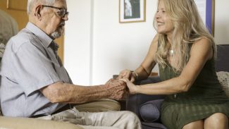 Cuidadores de pacientes com Alzheimer precisam de atenção e proteção