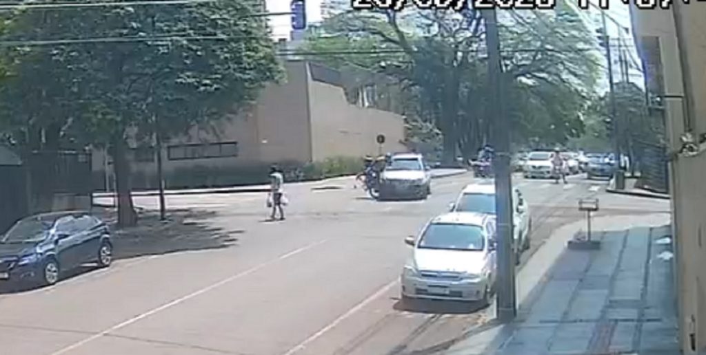 Câmera registra colisão entre moto e carro no Centro