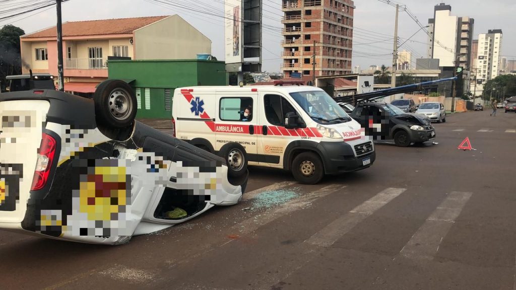 Fiorino capota após colisão com Strada no Centro Fiorino capota após colisão com Strada no Centro