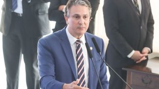 Estudantes do ensino médio terão bolsa para permanecer na escola