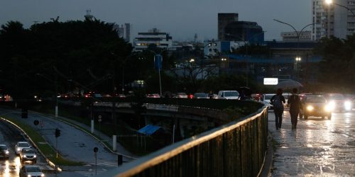 Bombeiros fazem buscas por vítima de afogamento na capital paulista Bombeiros fazem buscas por vítima de afogamento na capital paulista