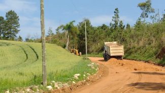 Governo investe em conservação de estrada rural em distrito de Contenda