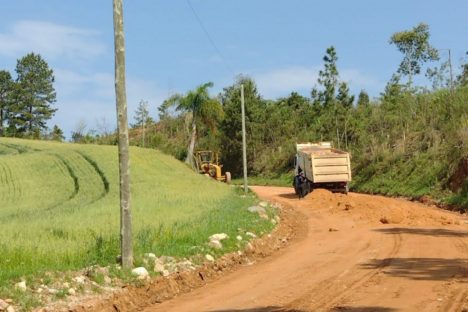 Governo investe em conservação de estrada rural em distrito de Contenda Governo investe em conservação de estrada rural em distrito de Contenda