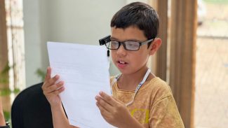 Óculos com inteligência artificial transformam vidas de alunos com deficiência visual no Paraná