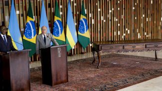 Brasil e Ruanda assinam tratado de transferência de presos condenados