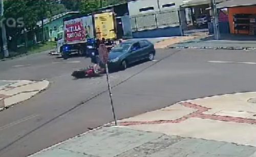 Imagem referente a Vídeo mostra Palio fazendo retorno na via e batendo contra motociclista