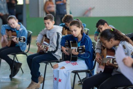 Imagem referente a Com apoio do BRDE, jovens em vulnerabilidade social têm acesso a aulas de música