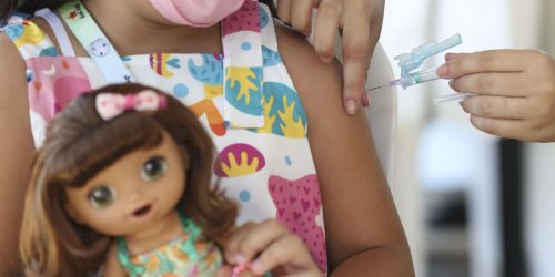 Vacinação protege crianças de sequelas da covid-19