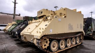 Porto de Paranaguá recebe mais 30 veículos blindados para o Exército Brasileiro