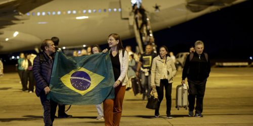 Imagem referente a Repatriados manifestam alívio ao pisar em solo brasileiro