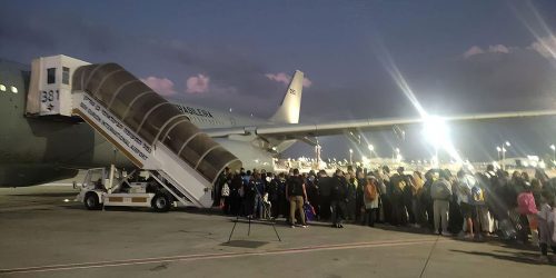 Mais um avião com brasileiros repatriados de Israel chega ao Brasil