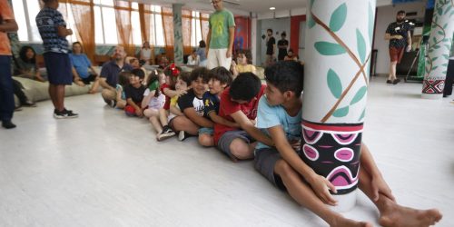 Imagem referente a Crianças se divertem com brincadeiras tradicionais guarani