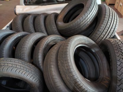 Imagem referente a RF, PF, PM e FRF apreendem grande quantidade de pneus que estavam em duas lojas em Cascavel