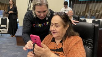 Celepar promove mais um curso de smartphone para idosos na quarta-feira, em Curitiba