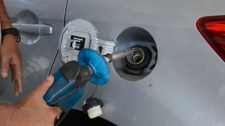 Preço da gasolina diminui e do diesel aumenta para distribuidoras 