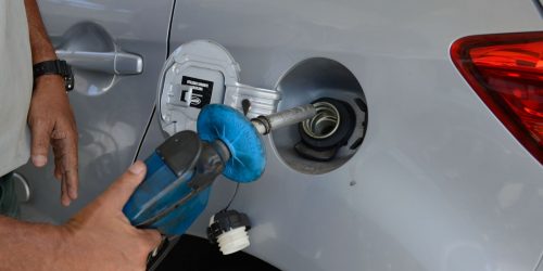 Imagem referente a Preço da gasolina diminui e do diesel aumenta para distribuidoras 
