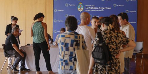 Imagem referente a Argentinos residentes no Brasil vão à embaixada para eleger presidente