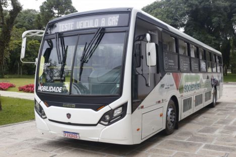Imagem referente a Compagas mostra desempenho do ônibus 100% a GNV em evento sobre transporte