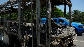 Motorista queimado após ataques a ônibus está internado no Rio