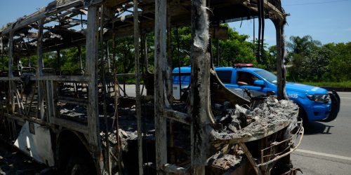 Imagem referente a Motorista queimado após ataques a ônibus está internado no Rio