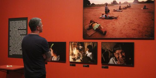 Imagem referente a Exposição retrata jornada de Ailton Krenak por comunidades na Amazônia