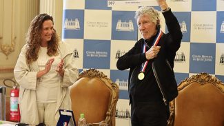 Roger Waters recebe Medalha Pedro Ernesto na Câmara do Rio