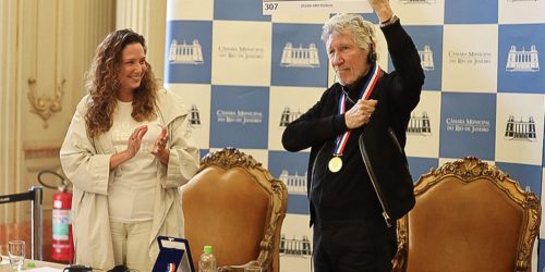 Roger Waters recebe Medalha Pedro Ernesto na Câmara do Rio