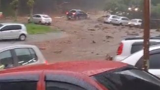 Chuva alaga ruas de Teresópolis; sirenes foram acionadas