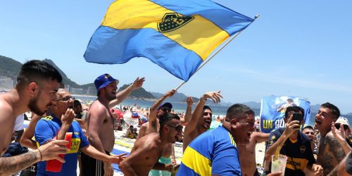 Imagem referente a Torcedores do Boca transformam Copacabana em embaixada do clube