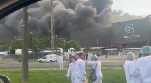 Imagem referente a Fábrica da Cacau Show pega fogo em Linhares/ES