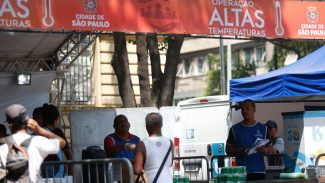 Prefeitura de São Paulo remonta tendas para dias de alta temperatura