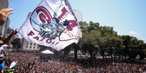 Comemoração do Flu pela Libertadores leva milhares às ruas do Rio