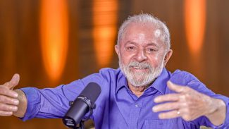 Argentina precisa de presidente que respeite a democracia, diz Lula