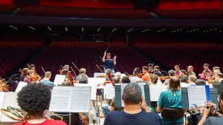 Em concerto solidário, Orquestra Sinfônica traz repertório contemporâneo