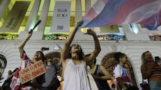 Trans e travestis marcham por equidade no centro do Rio