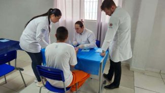 Polícia Penal leva alunos de enfermagem para atender apenados, em Piraquara
