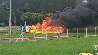 Caminhão é consumido pelas chamas após acidente com caminhonete na BR-277 em Cascavel
