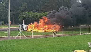 Caminhão é consumido pelas chamas após acidente com caminhonete na BR-277 em Cascavel