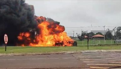 Imagens impressionantes mostram caminhão tomado pelas chamas após acidente na BR-277 em Cascavel