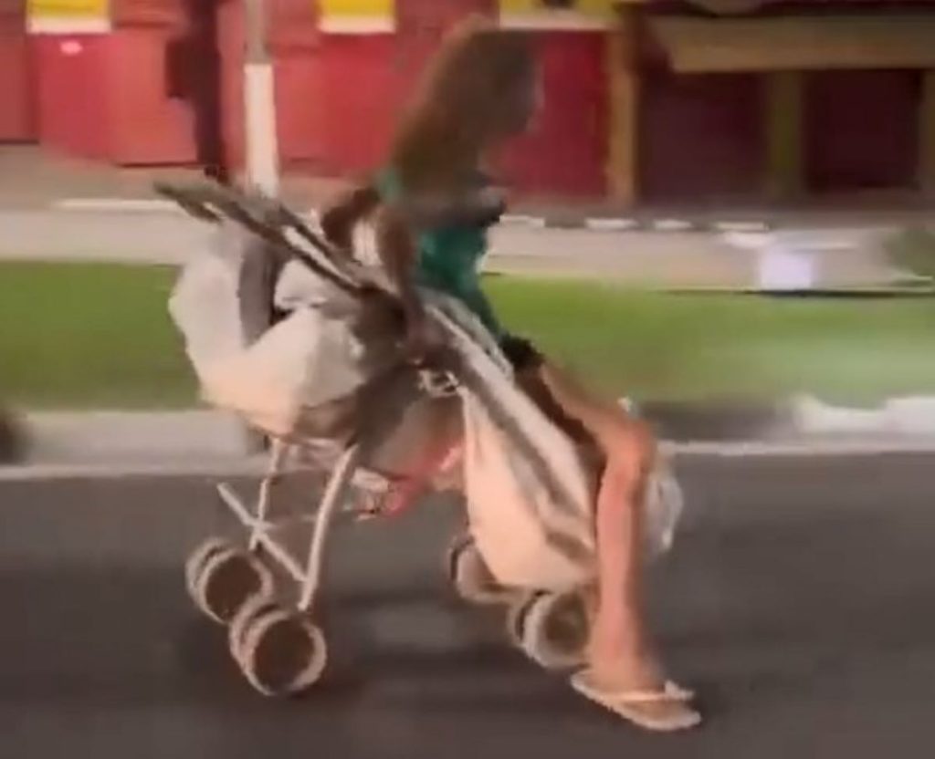 Vídeo: Motorista é ultrapassado por mulher em carrinho de bebê Vídeo: Motorista é ultrapassado por mulher em carrinho de bebê