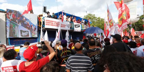 Imagem referente a SP: manifestantes protestam contra privatizações e corte na educação