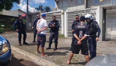 Dirigindo caminhonete, adolescentes fogem da fiscalização e são abordados pela Guarda Municipal