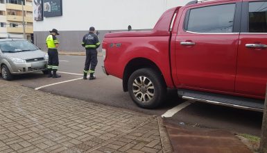 Motorista de caminhonete Ford Ranger é multado após estacionar de forma irregular no Centro