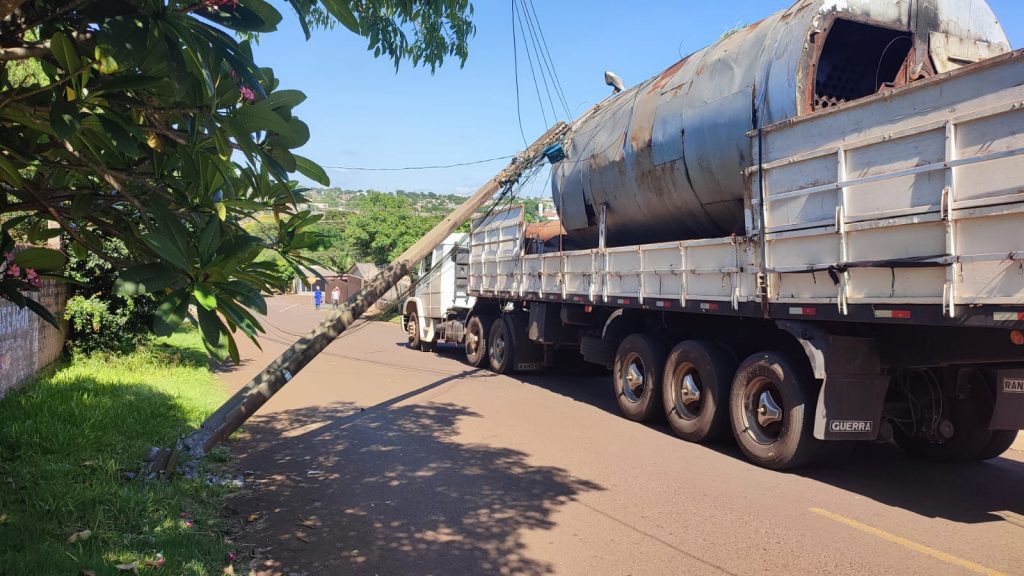 Strike: Caminhão derruba três postes no Bairro Floresta, em Cascavel